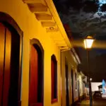 Rua Direita em Pirenópolis ganha novos tons sob a lua