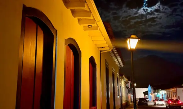 Rua Direita em Pirenópolis ganha novos tons sob a lua