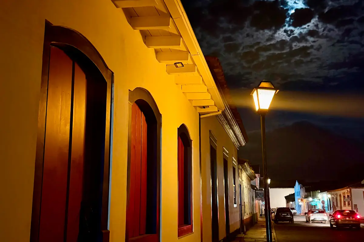Rua Direita em Pirenópolis ganha novos tons sob a lua