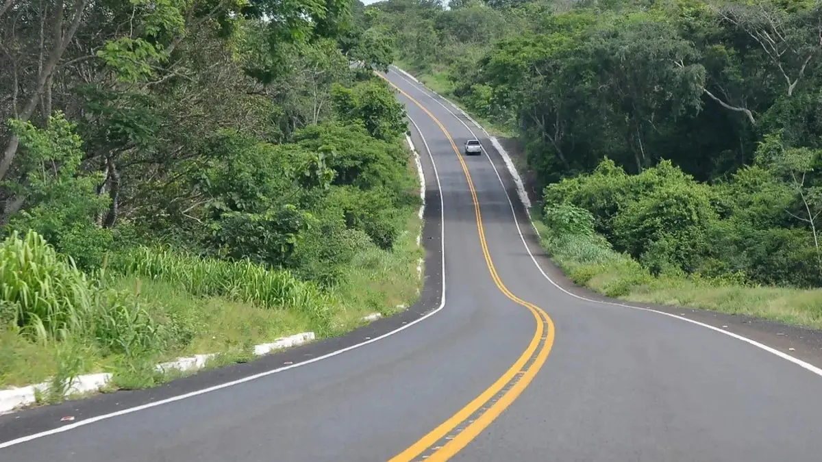 A velocidade excessiva diminui o tempo disponível para reagir diante de obstáculos, curvas, veículos mais lentos e situações inesperadas