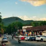 Entre o movimento da cidade e a tranquilidade das serras Entre o movimento da cidade e a tranquilidade das serras