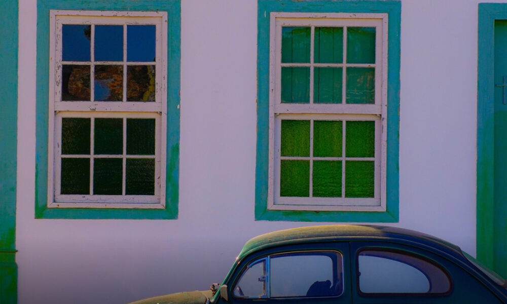 Casarão e Fusca: Encontro do Tempo nas Ruas de Piri - CARDF