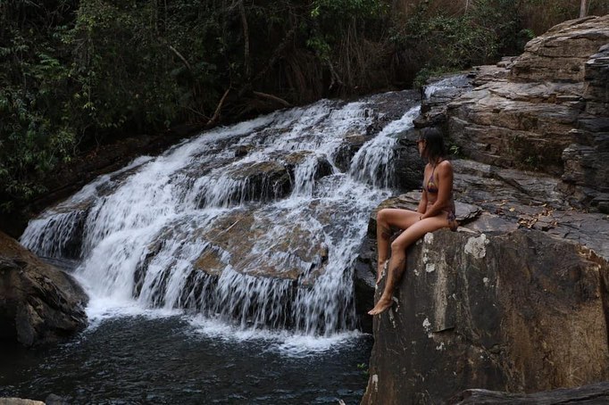 Véu de Noiva: trilha e cachoeira na Serra dos Pireneus