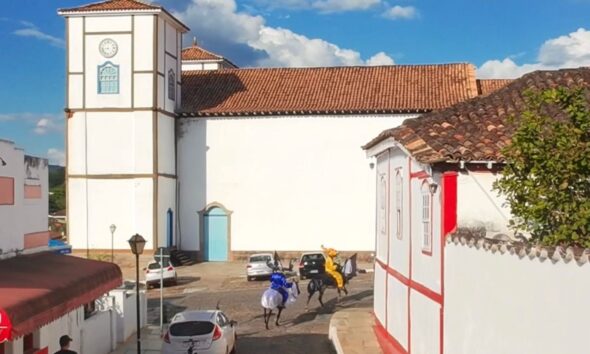 Pirenópolis em cena: Matriz e cavaleiros na Rua Direita - jii 55