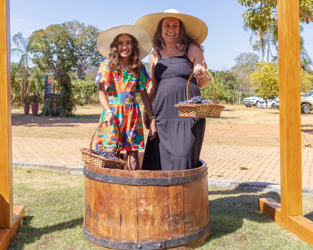 Pisa das Uvas da tradicional Festa da Colheita