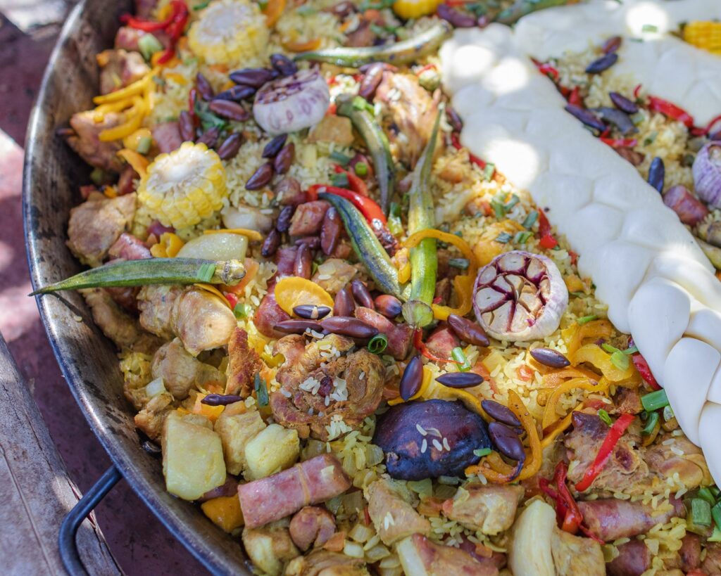 Paella do Cerrado, feita no fogão a lenha pelo Chef Fernando Souza