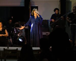 Viviane Vaz canta músicas goianas em Pirenópolis