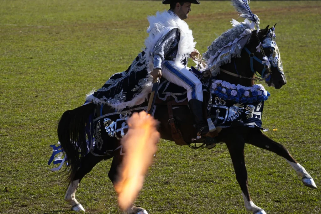 Fotos de Cavalhadas em Pirenópolis ganham repercussão mundial - download 9