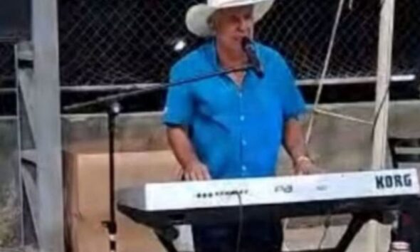 Show ao vivo de Adão Caboco dos Teclados anima a Feira Livre de Pirenópolis - 7d0b2caf f216 40d9 ad6f 3204f00d23e5