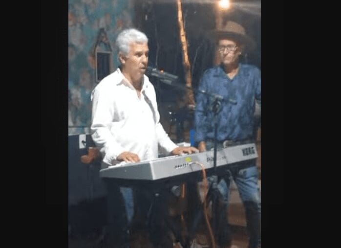 Show ao vivo de Adão Caboco dos Teclados anima a Feira Livre de Pirenópolis