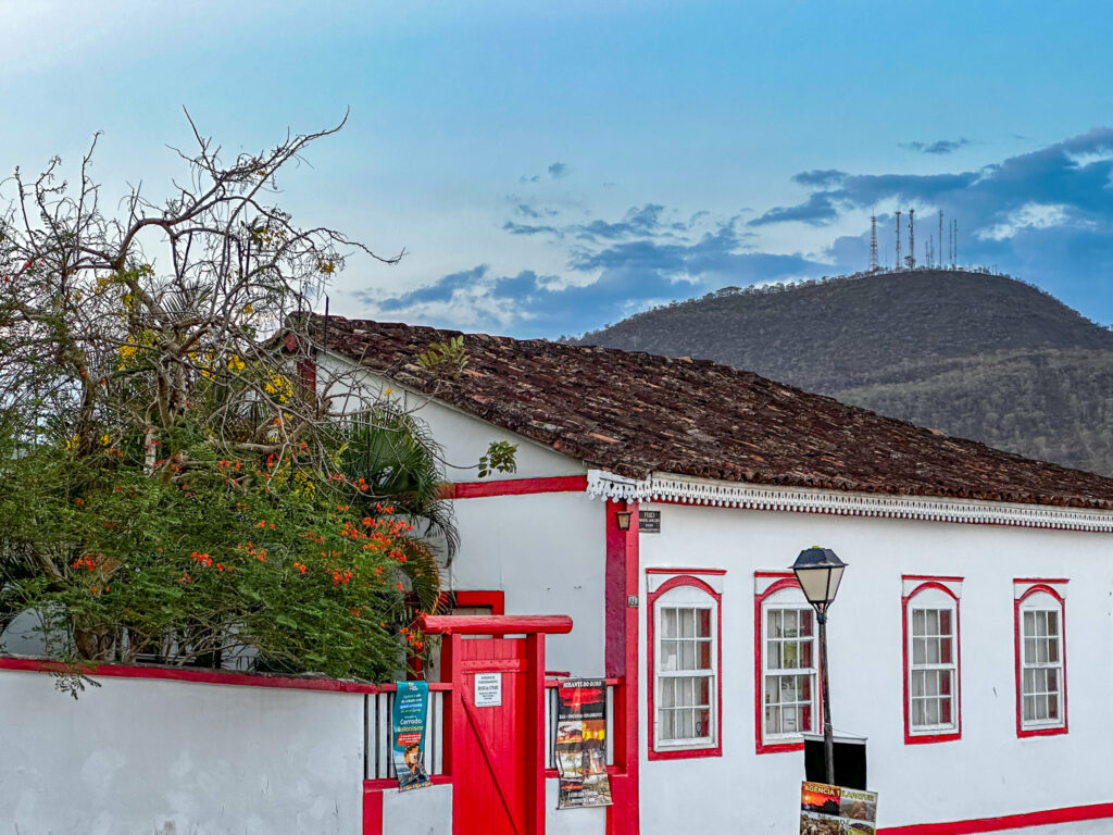 Casa colonial emoldura o Morro do Frota em Pirenópolis - IMG 9328