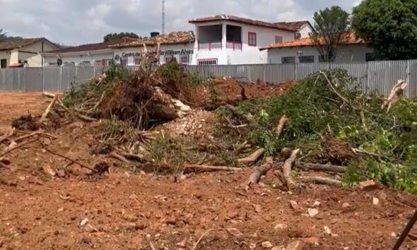 Obra na Praça Central de Pirenópolis preocupa moradores após retirada de árvores - Video do WhatsApp de 2025 09 16 as 12.59.29 29d96196.00 00 08 21.Quadro001