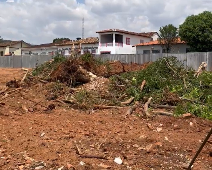 Obra na Praça Central de Pirenópolis preocupa moradores após retirada de árvores - Video do WhatsApp de 2025 09 16 as 12.59.29 29d96196.00 00 08 21.Quadro001