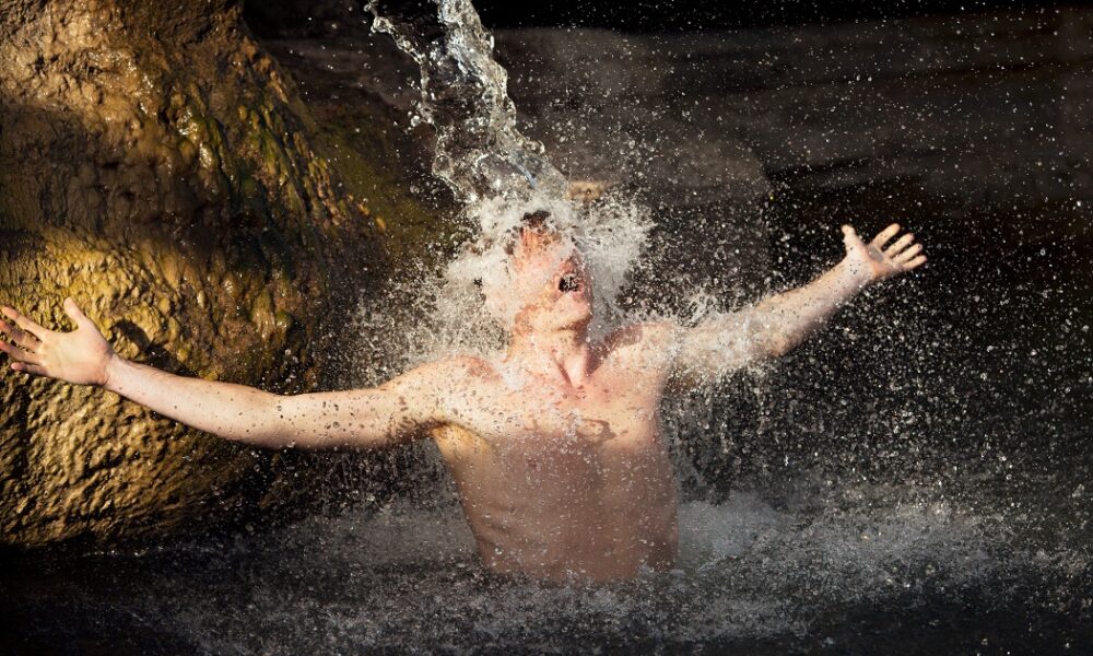 O poder das cachoeiras: íons negativos e saúde natural em Pirenópolis  - banho de cachoeira beneficios natureza bem estar clube candeias