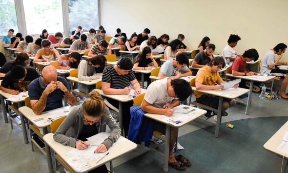 Concurso do MP-GO em Pirenópolis oferece vaga com salário de R$ 4,5 mil - fotos estudantes realizando prova de concurso publico widelg