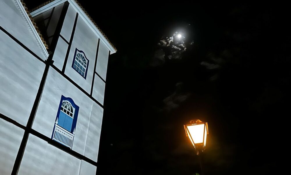 Lua crescente ilumina noite em Pirenópolis - jii 2025 09 06T092404.147