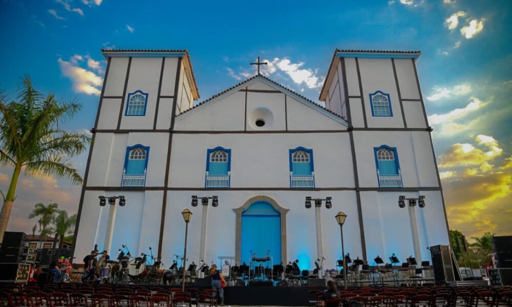 Pôr do sol e palco preparado para a abertura do Canto 2025 - jii 2025 09 10T083133.994