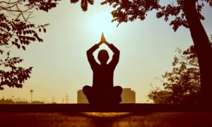 Cacau com Dança une yoga, dança livre e autoconhecimento
