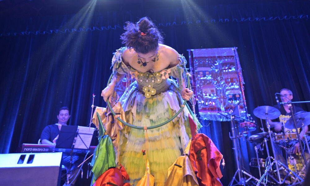 Debora de Sá prova força do teatro brasileiro com 'Maria Grampinho' - 31bca987 e1d2 4357 9c19 c4c95fef01c5