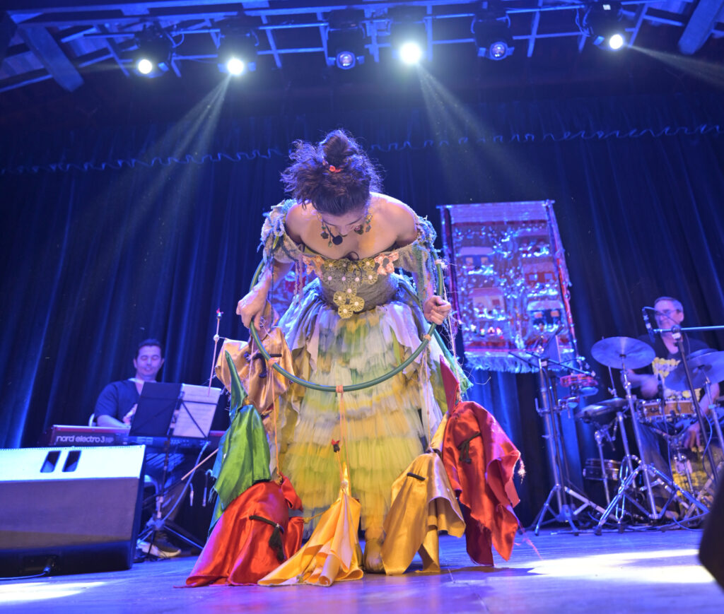 Debora de Sá prova força do teatro brasileiro com 'Maria Grampinho' - 31bca987 e1d2 4357 9c19 c4c95fef01c5