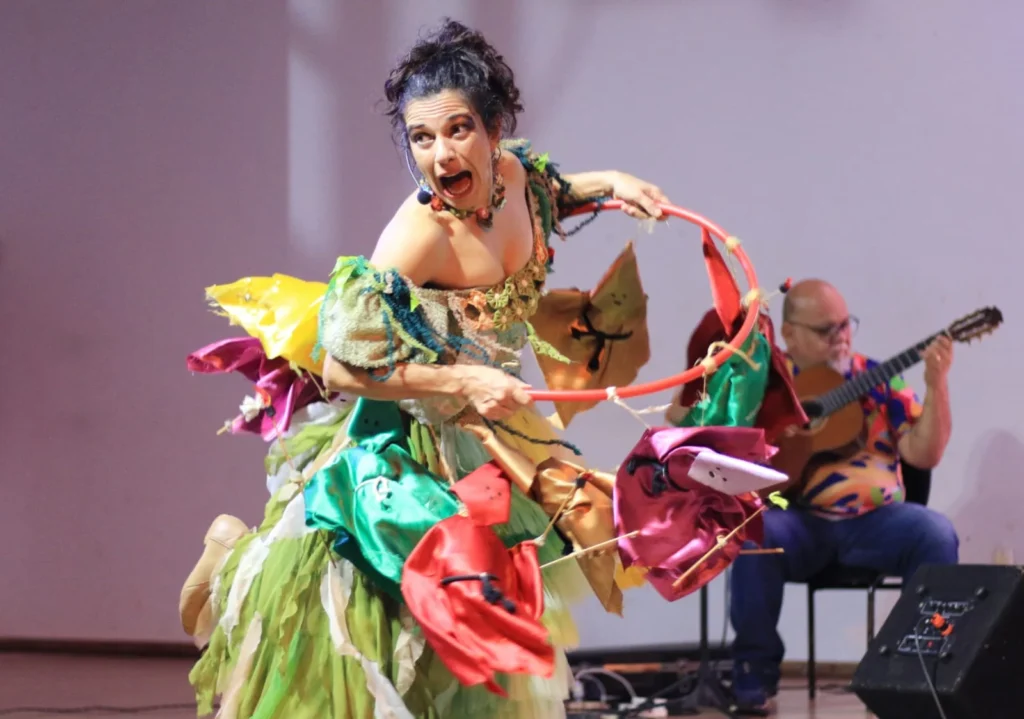 Débora Di Sá confirma Maria Grampinho no Festival Guardiões da Arte - Debora di Sa e seu espetaculo Maria Grampinho na programacao