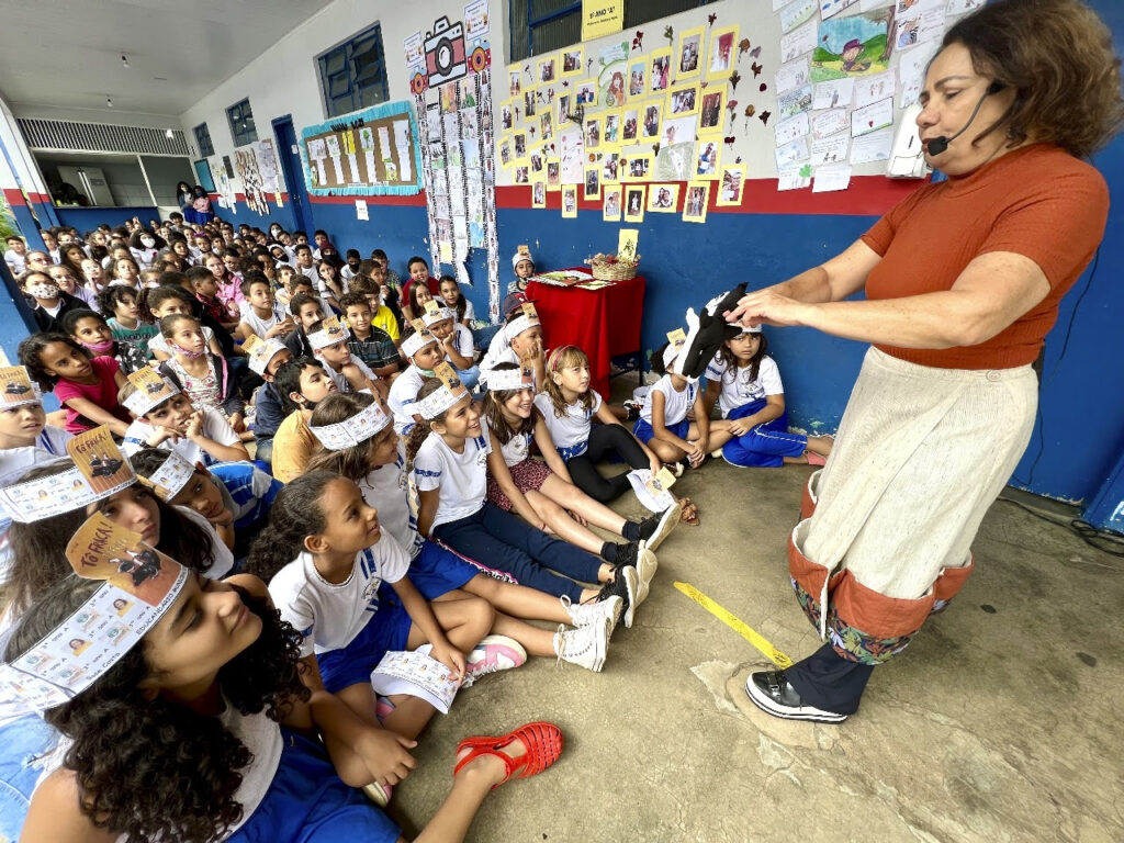 Flipiri 2025 vai alumiar Pirenópolis de 9 a 11 de outubro - Flipiri Itinerante Encontro de alunos com autora em escola de Pirenopolis Foto Ana Povoas 1