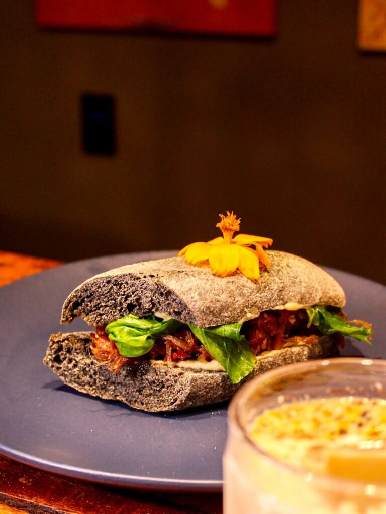 Jabutipiri une café, bar e livraria em Pirenópolis - SnapInsta.to 541309988 17976243326874486 6842631624453831873 n