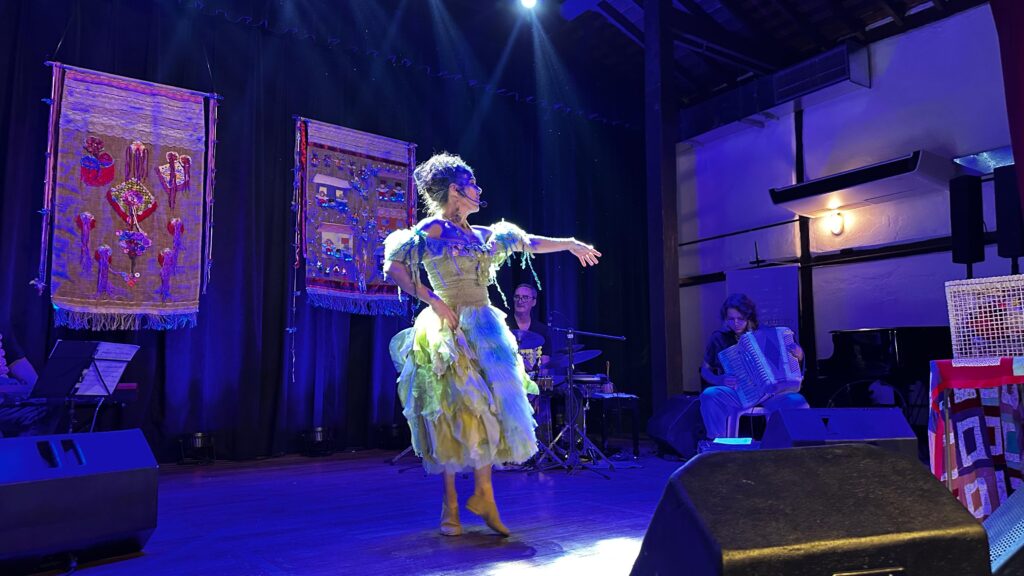 Débora de Sá lota 1º dia do Guardiões da Arte - WhatsApp Image 2025 10 09 at 14.54.03