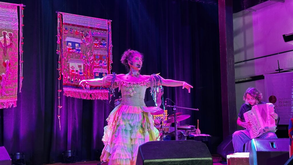 Débora de Sá lota 1º dia do Guardiões da Arte - WhatsApp Image 2025 10 09 at 14.54.09