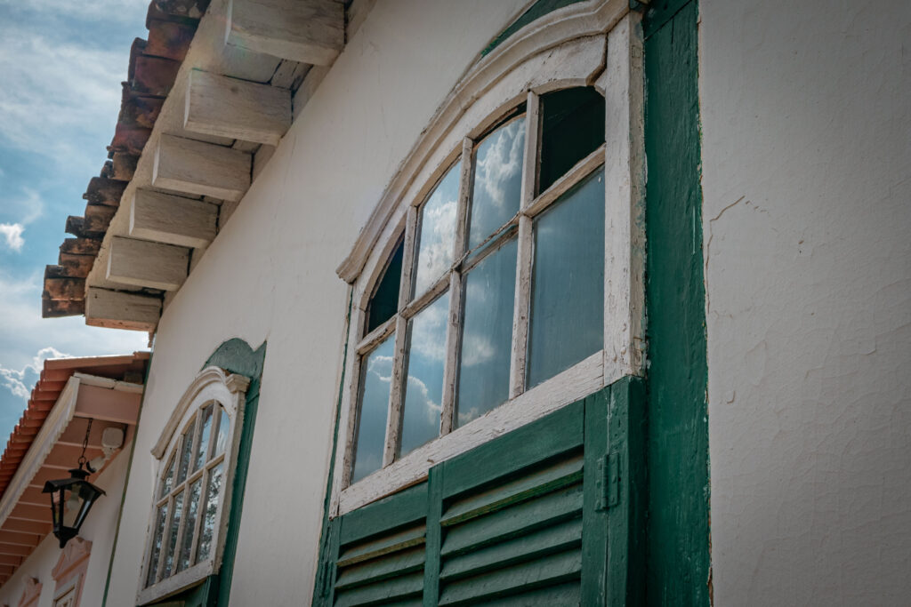 Janelas de Pirenópolis: Beleza e História na Arquitetura - YAN8551