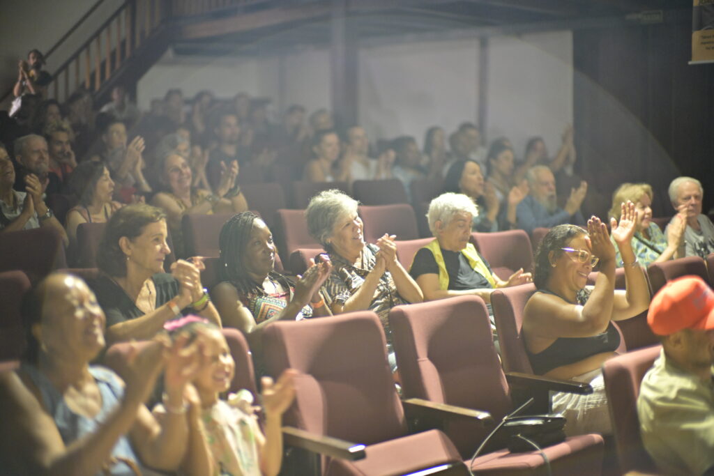 Debora de Sá prova força do teatro brasileiro com 'Maria Grampinho' - Z729172
