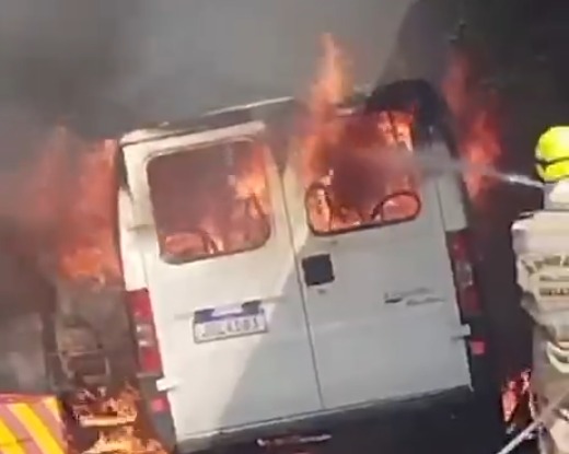 Van escolar pega fogo no Jardim Santa Bárbara em Pirenópolis - destac