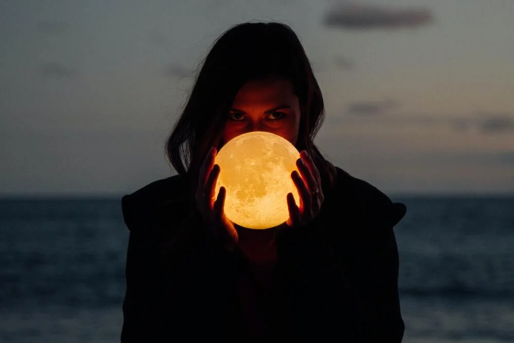 Cerimônia da Lua Cheia em Áries promove ritual de cacau e rosas em Piri - drew tilk rQ5dDFQS3r8 unsplash