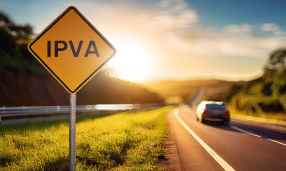 IPVA 2025 Goiás: Prazo Prorrogado para Pagamento sem Juros - estrada com carros desfocados ao fundo e placa de transito escrito ipva