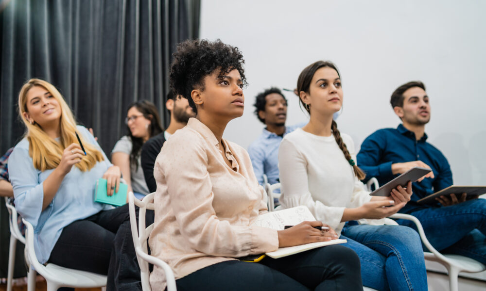 UEG Sedia Grande Debate Nacional Sobre Religião - grupo de empresarios criativos ouvindo o colega abordando reuniao de escritorio conceito de negocios e brainstorming 1