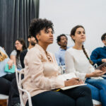 UEG Sedia Grande Debate Nacional Sobre Religião - grupo de empresarios criativos ouvindo o colega abordando reuniao de escritorio conceito de negocios e brainstorming 1