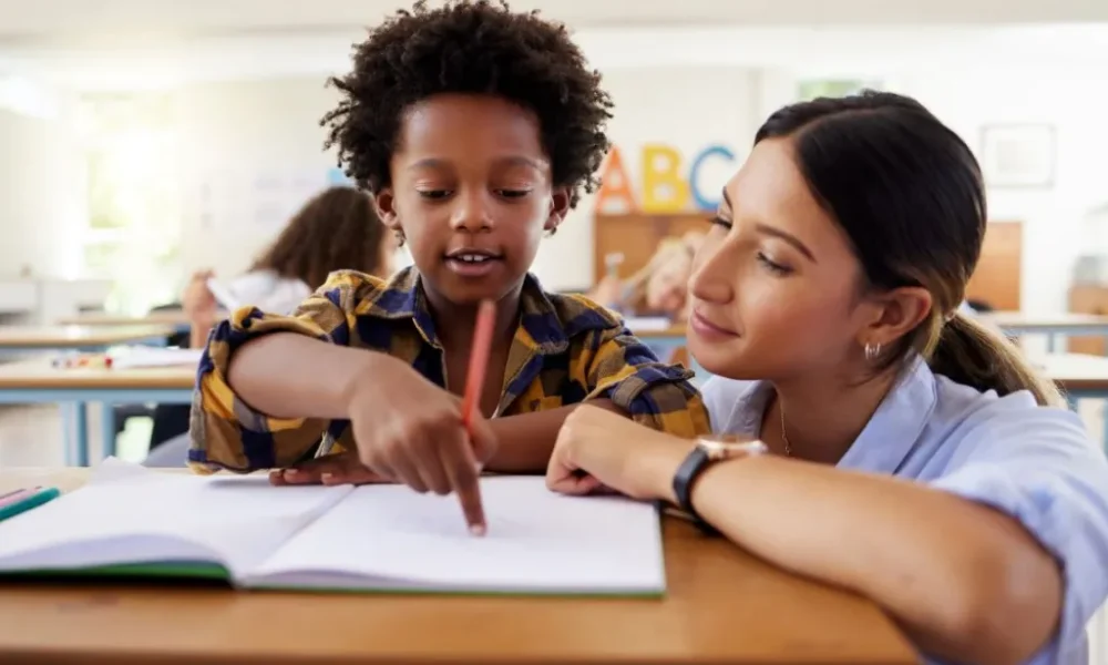 Dia do Professor celebra a arte de ensinar e inspirar vidas - papel do professor