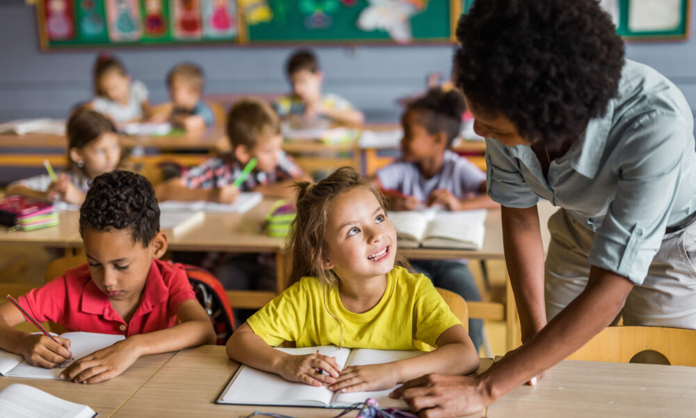 João Gomes homenageia professora em show emocionante - professores