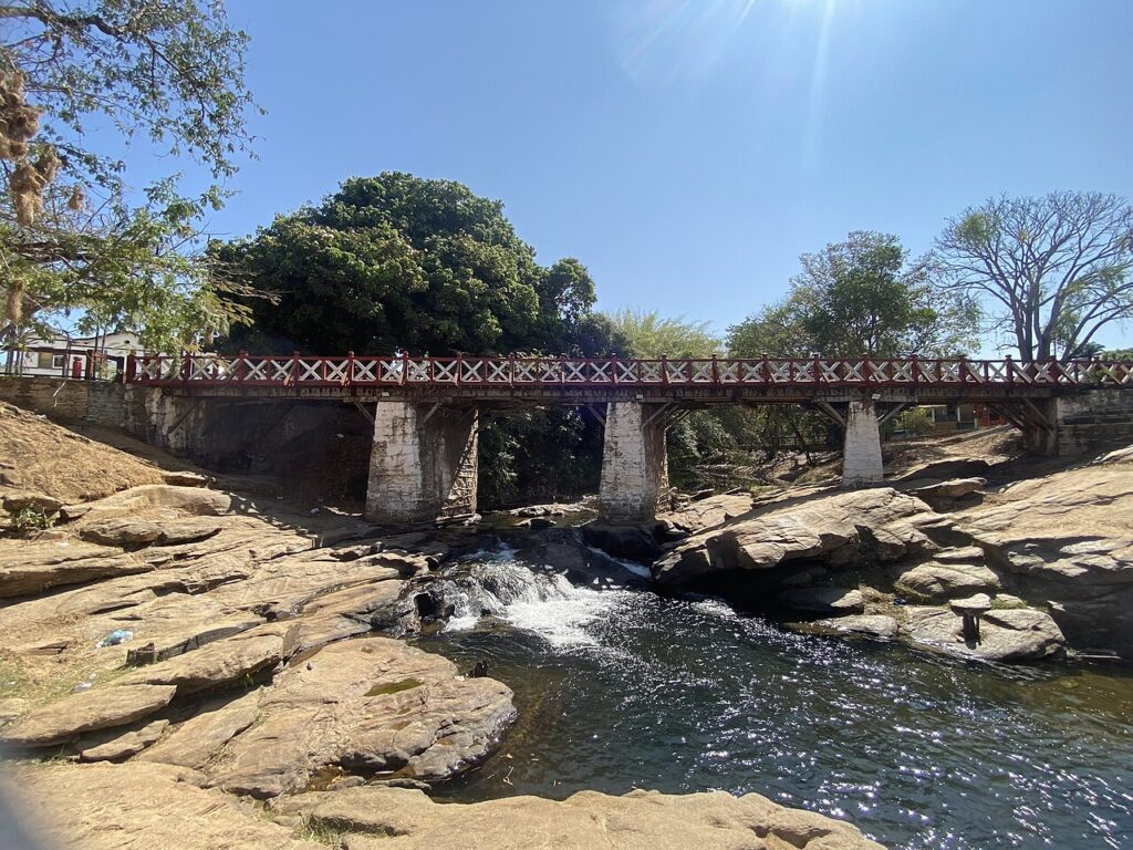 10 passeios imperdíveis de turismo cultural em Pirenópolis - 2024.09.04 Ponte do Carmo Pirenopolis Rio das Almas 36