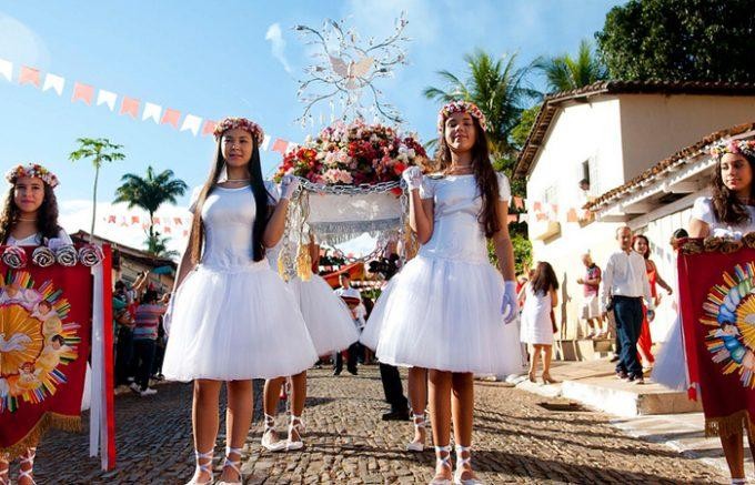 Cultura e Folclore em Pirenópolis - A pomba branca simbolo do Espirito Santo pirenopolis