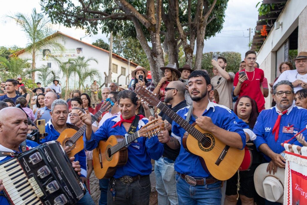 Cultura e Folclore em Pirenópolis - Cortejo Imperial pirenopolis folia