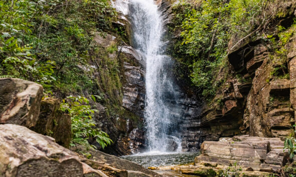 Os 10 benefícios de banho de cachoeira em Pirenópolis