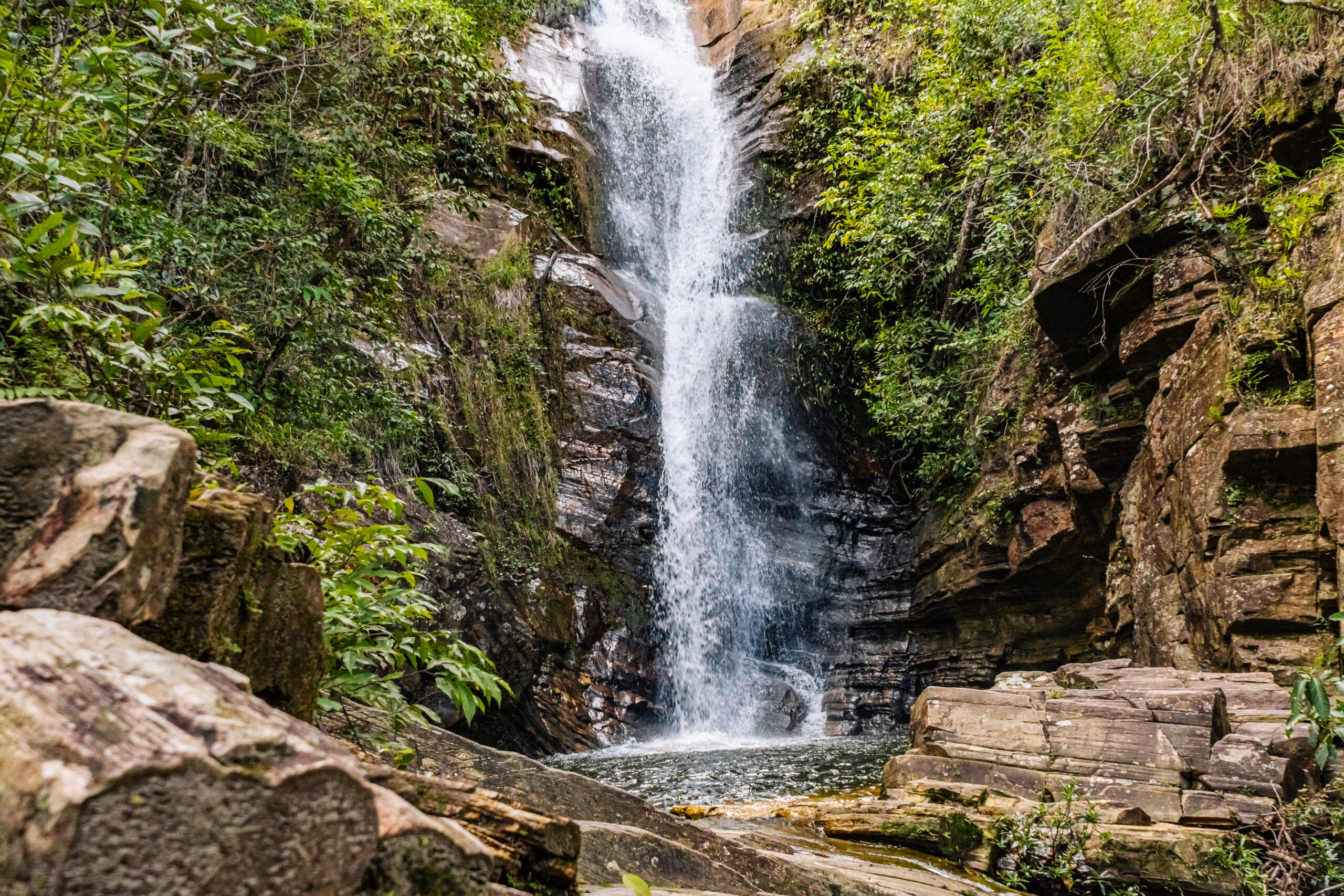 Os 10 benefícios de banho de cachoeira em Pirenópolis