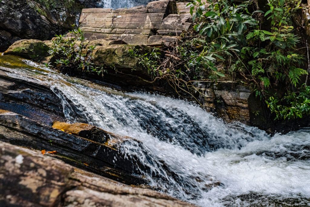 Os 10 benefícios de banho de cachoeira em Pirenópolis