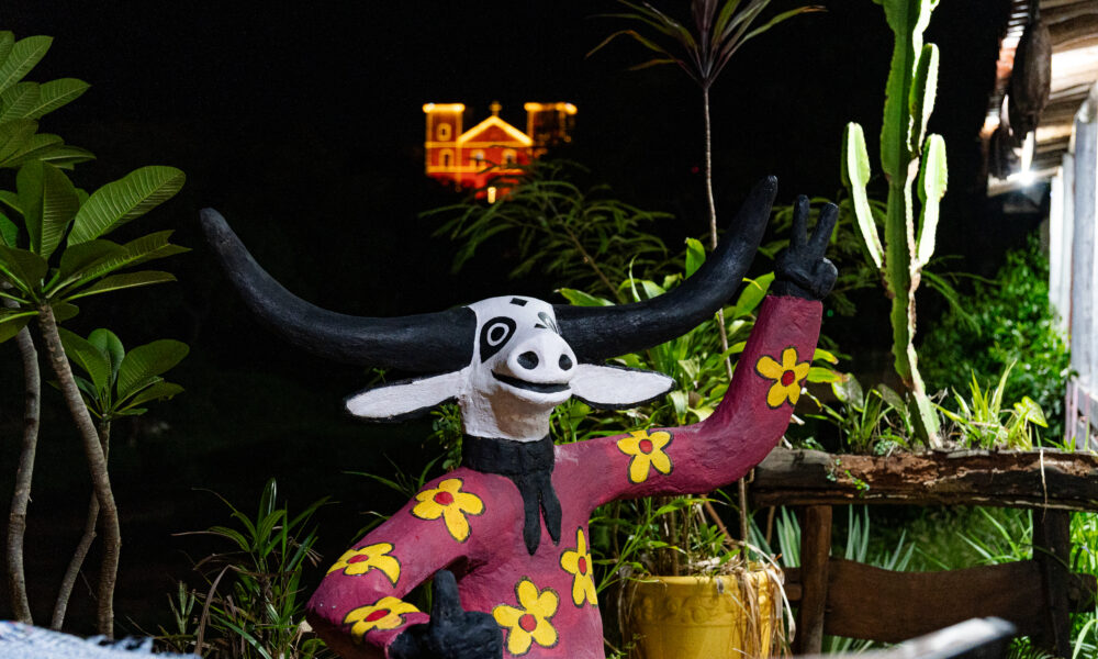 Curucucu e Matriz iluminada na noite de Pirenópolis