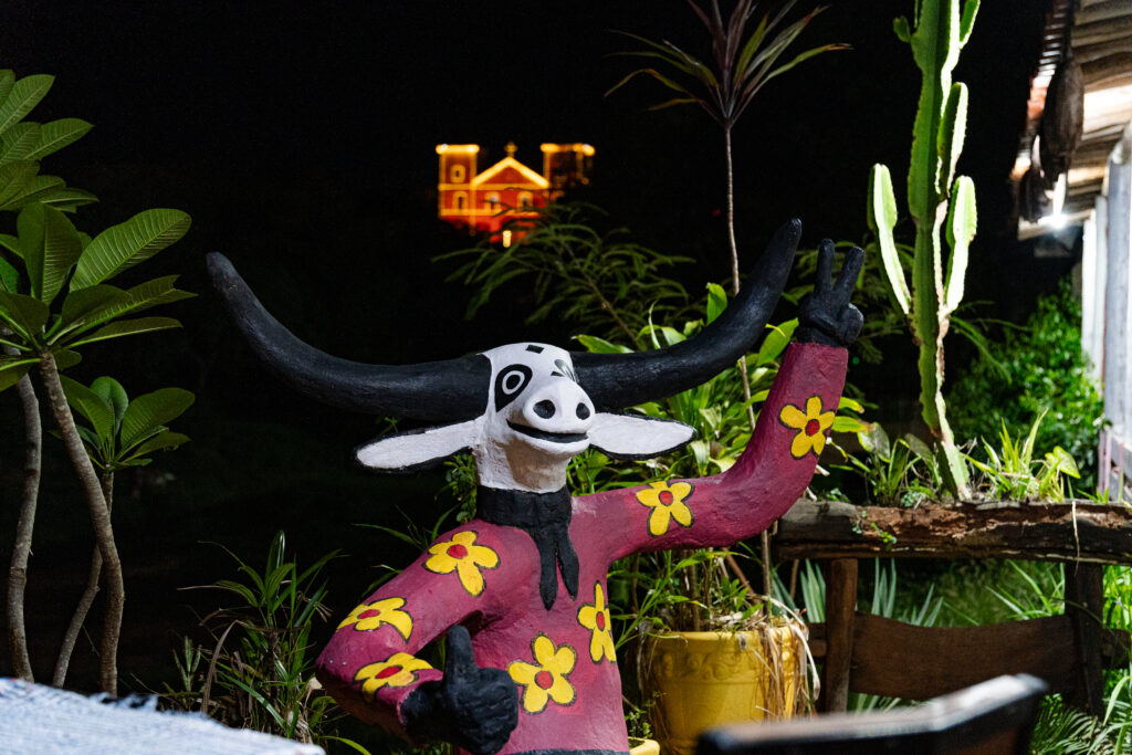 Curucucu e Matriz iluminada na noite de Pirenópolis