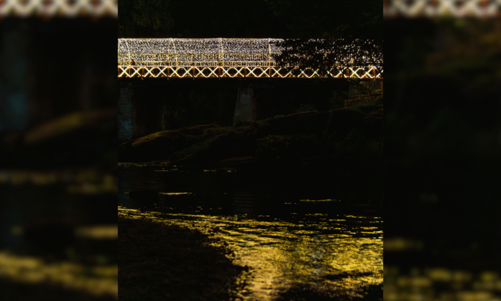 Luzes natalinas sobre o Rio das Almas