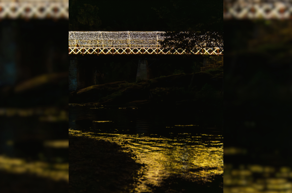 Luzes natalinas sobre o Rio das Almas