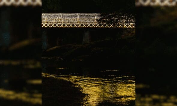 Luzes natalinas sobre o Rio das Almas