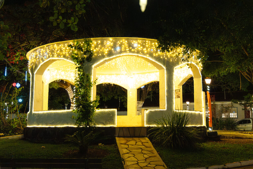 Coreto iluminado relembra história da Igreja dos Pretos